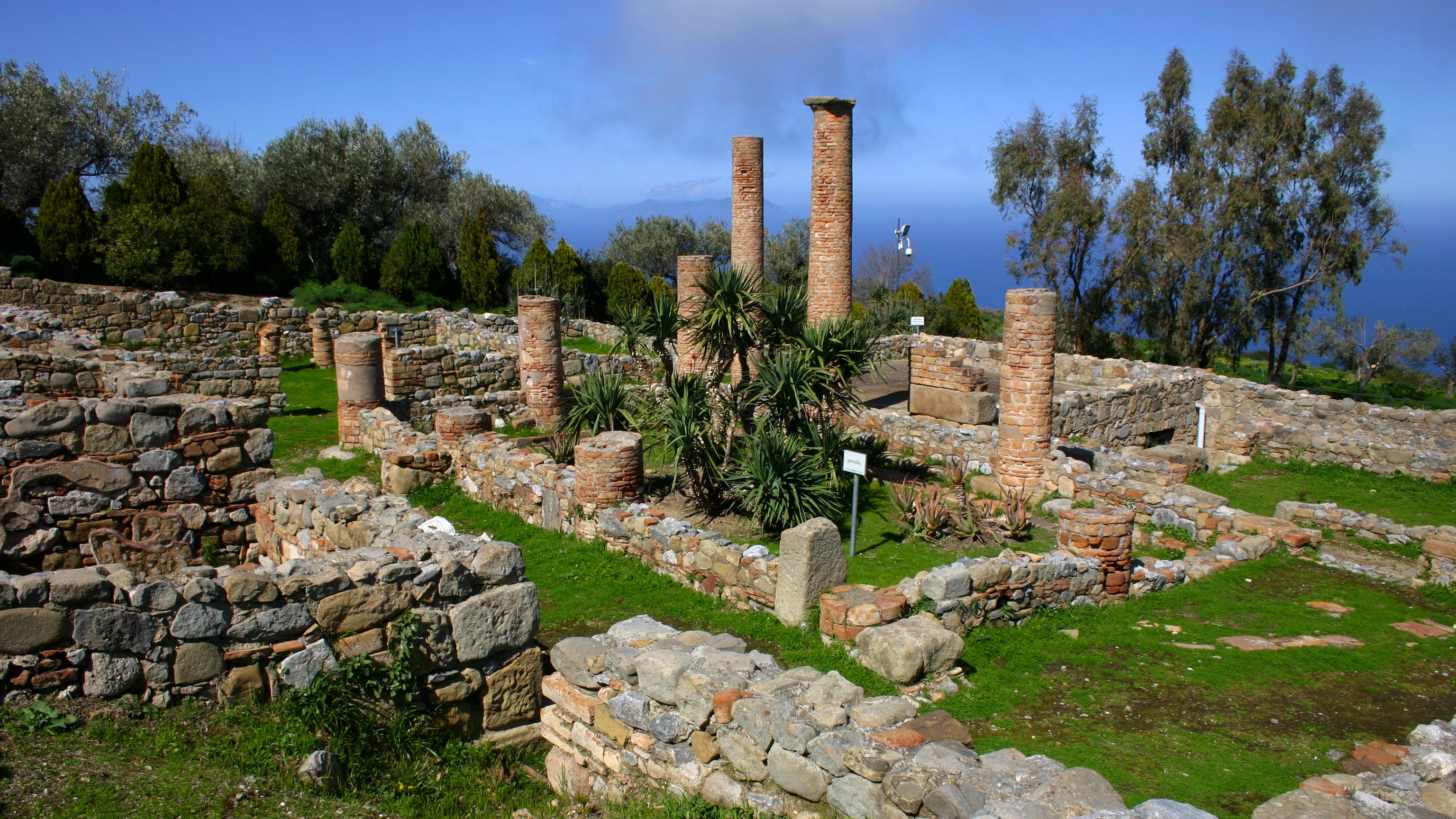 Tindari_Private_guided_Tour_with_Archaeologist.JPG