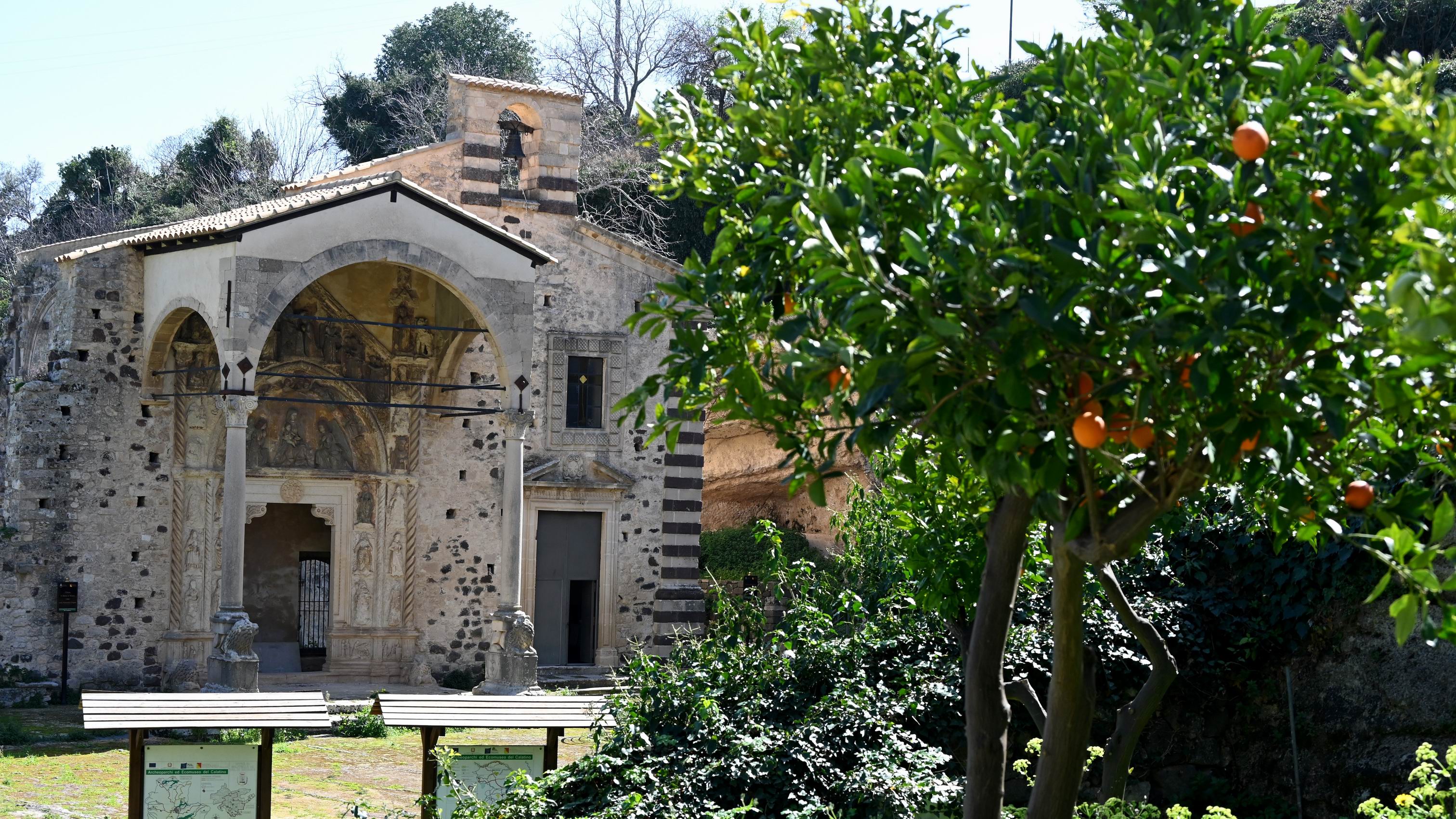 Sicilian_village_meet_the_locals_tour_Militello_val_catania.JPG